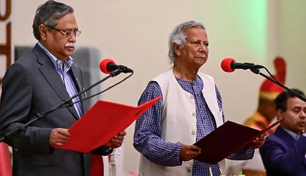 Nobel laureate Muhammad Yunus (C) takes the oath of office as the chief adviser of Bangladesh's new interim government during the oath-taking ceremony administered by President Mohammed Shahabuddin (L) in Dhaka on August 8, 2024. © Munir Uz Zaman, AFP