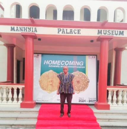 Nii Kwate Owoo in front of the Manhyia Palace Museum