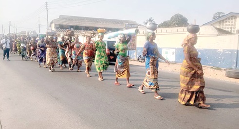  Women carrying foodstuffs in a procession from Nkponor through Amamomo to Bukom