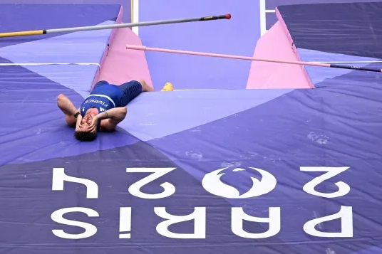 Anthony Ammirati reacts as he competes in the men’s pole vault qualification of the athletics event at the Paris 2024 Olympic Games (Copyright: AFP or licensors)