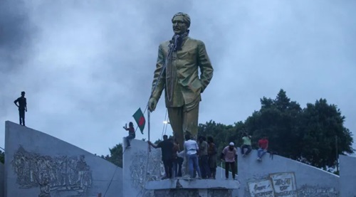 Demonstrators attempted to tear down a statue of Ms Hasina's father, Sheikh Mujibur Rahman