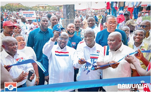 Dr Mahamudu Bawumia (middle) commissioning the business resource centre at Agormanya