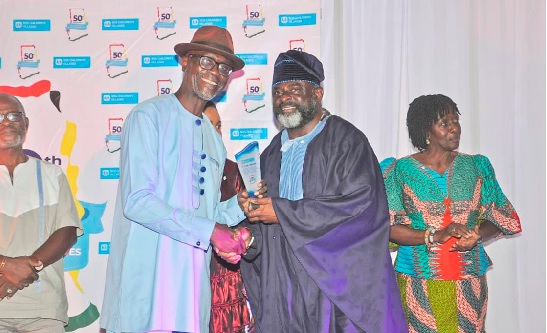 Isaac Tetteh (right) receiving his award from Dr Kwasi Attah-Krah, who represented the Attah-Krah Family of SOS Village, Takoradi