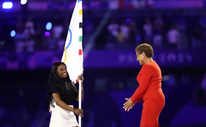 Simone Biles Proudly Carries The Olympic Flag During Paris Closing Ceremony
