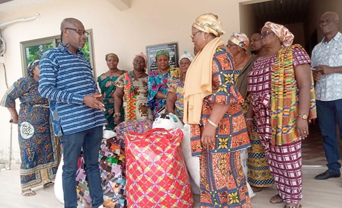  Mama Sename III (2nd from right), Vice-President of the Volta Queenmothers’ Association, presenting the bales of clothes to Osborn Fenu (left), the North Tongu DCE