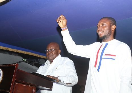President Akufo-Addo introducing Alhaji Manaf to residents of Odododiodio at the Jamestown Fishing Harbour in Accra. Picture: SAMUEL TEI ADANO
