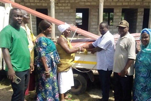 John Kofi Matey (3rd from right), a representative of Ensign Global College,  handing over the iron sheets to Manye Maku, the Manya Krobo Queenmother 