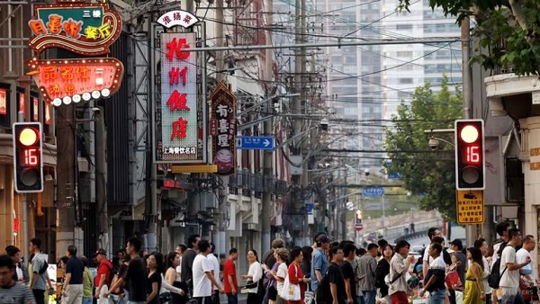 People walk past a lane lined up with restaurants, at a shopping area in Shanghai, China, Sep 28, 2024. (File photo: REUTERS/Tingshu Wang)