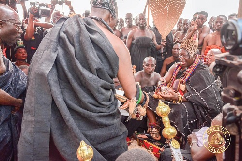 Nana Otuo Siriboe II (left), Juabenhene, handing over some of the returned items to Otumfuo Osei Tutu II, the Asantehene, at the durbar