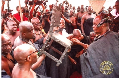 Asanteman chiefs looking at one of the treasures, a chair