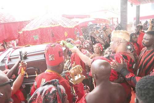 King Tackie Teiko Tsuru II (with bottle), the Ga Mantse, performing the final ritual before the remains of his father were sent for burial. Picture: SAMUEL TEI ADANO