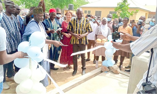 Kuoro Alhaji Abdulai Shakiru Tigwii (2nd from left), the Chief of Samoa, inaugurating the project