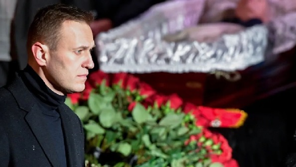 Alexei Navalny's team says Russian authorities are hiding his body