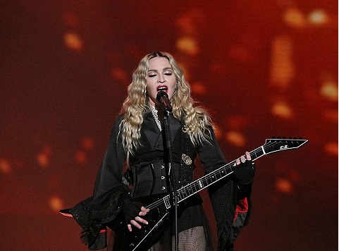 Madonna falls onstage after mishap during performance(VIDEO)