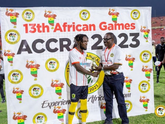 Accra 2023 LOC presents special trophy to Mukwala