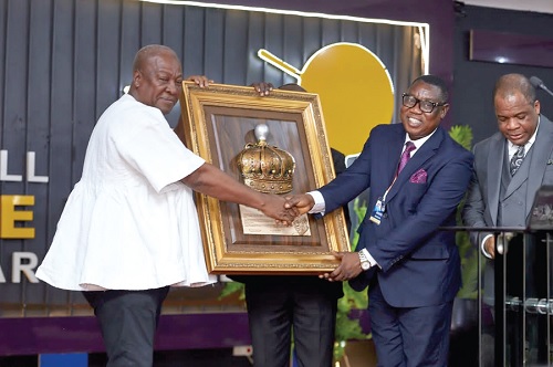 Former President Mahama (left) receiving an award from Rev Emmanuel Gyasi, the Ashanti East Regional Superintendent of Assemblies of God, Ghana. On the right is Rev. Stephen Wengam, the General Superintendent  of the church
