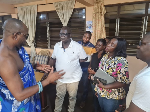  Torgbiga Adama III (left), Paramount Chief of Sômè Traditional Area, in a chat with some members of the FSRP team 