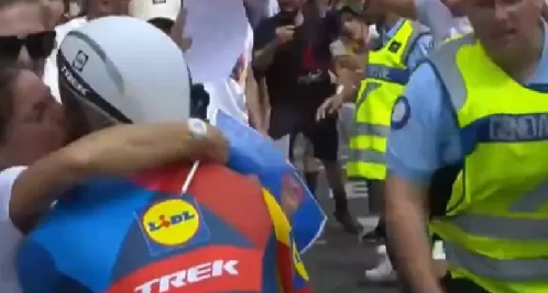 Cyclist fined for kissing wife during Tour de France
