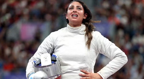 Egypt’s Nada Hafez celebrates her victory against US fencer Elizabeth Tartakovsky in the round of 32 at Paris’s Grand Palais. Photograph: Carl Recine/Getty Images