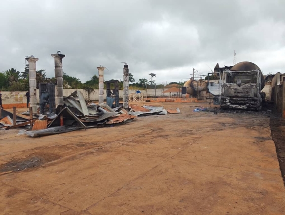 Bono gas station fire incident destroys storey building, 3 vehicles 