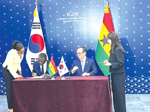 Dr Mohammed Amin Adam (2nd from left), Finance Minister, and Cho Tae-Yeol, Foreign Minister, South Korea, signing the agreement