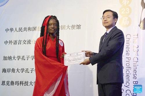 Lilian Ama Serwaa Tobias receiving her prize from Li Yang, the Minister-Counselor at the Chinese Embassy  