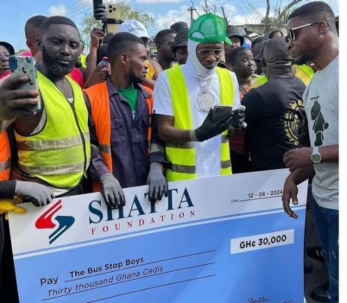 Shatta Wale commends Buz Stop Boys with GHS30, 000 donation