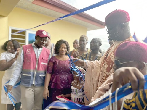 Sheikh Jawara (2nd from right), Central Regional Chief Imam of Ahlu Suna, being supported by  Ismail Laary (left), Project Manager of Qatar Charity, to cut the tape to commission the project