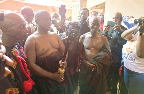  Nana Owusu Ampem II (with sword in hand), swearing the oath of allegiance to Obrempong Gyamfi Saforo Kyereh 