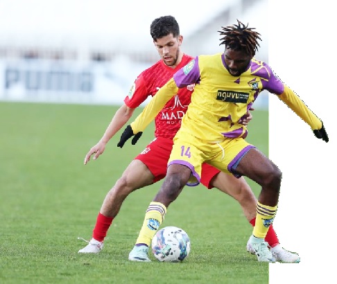 • CR Belouizdad’s Mohamed Islam Belkhir (left) vies with Medeama's Kamaradini Mamudu in last Friday’s encounter in Algiers