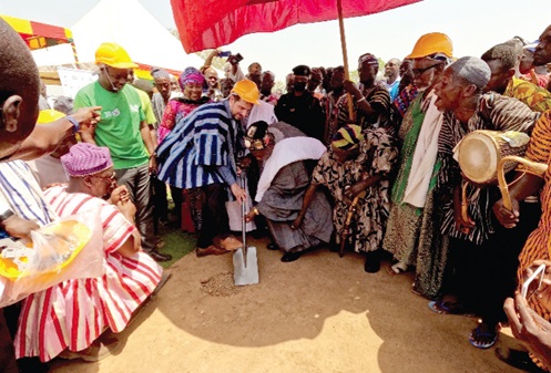 Yoo Naa Abdulai Andani (4th from right) being supported by Steffen Kuhl (5th from right), Managing Director of the IFE, to cut the sod for the project