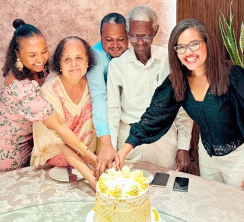 Miss Annan (right) and her family Miss Annan (right) and her family