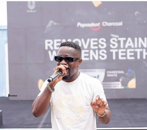 Sarkodie thrills patrons at relaunch of Pepsodent Charcoal toothpaste 