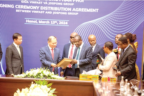 Phạm Nhật, Chairman of the VinGroup, with Dr Joseph Siaw Agyepong, Chairman of the Jospong Group, admiring a citation presented at the meeting