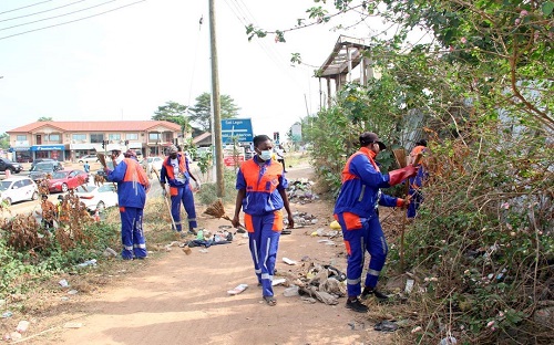 Zoomlion supports Buz Stop Boys to clean parts of Accra