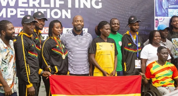 Sampson Deen (fifth from left) with the para-athletes after the press briefing