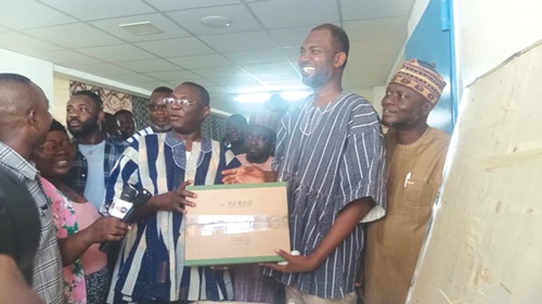 Dr Mohammed Amin Adam (middle), Finance Minister, presenting the items to Dr Atik Adam (2nd from right), CEO of TTH