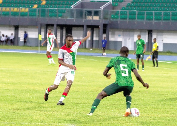 Nigeria’s Abdulwaris Yunus gains control of the ball as Cherif Badra Barro of Burkina Faso closes in on him Pictures: CALEB VANDERPUYE