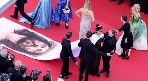 Massiel Taveras, wearing a dress with a long train bearing the face of Jesus, was also involved in an argument on the red carpet