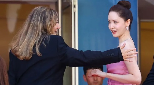 The same guard was criticised for the way she ushered in Yoona