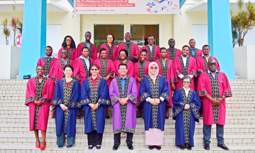 Dr Azman bin Jusoh (arrowed), Centre Director of SEAMEO RECSAM, with Deputy Directors, Course Supervisors and participants