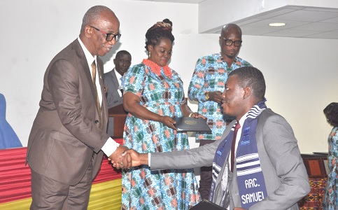  Richard Nii Dadey, Chairman of ARC’s Governing Board, presenting a certificate to an inductee