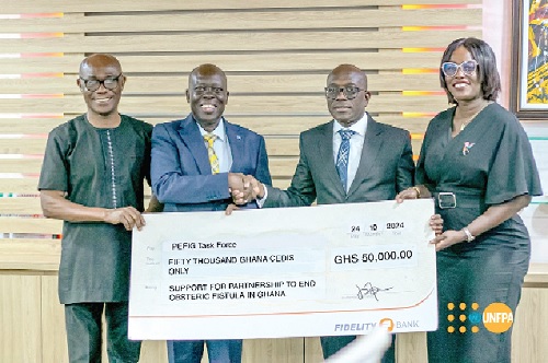 Dr Wilfred Ochan (2nd from left), UNFPA Country Rep. for Ghana, receiving the cheque from Kwabena Boateng - DMD, Wholesale Banking, Fidelity Bank