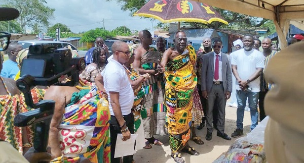 Osabrimba Kwesi Atta II, Oguaamanhen, cutting the tape for the commencement of the fair