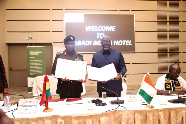  Major General Emmanuel Kotia (left), Director-General, Ghana Boundary Commission, and Konate Diakalidia (right), Executive Secretary, Cote d’Ivoire Boundary Commission, displaying copies of the communique