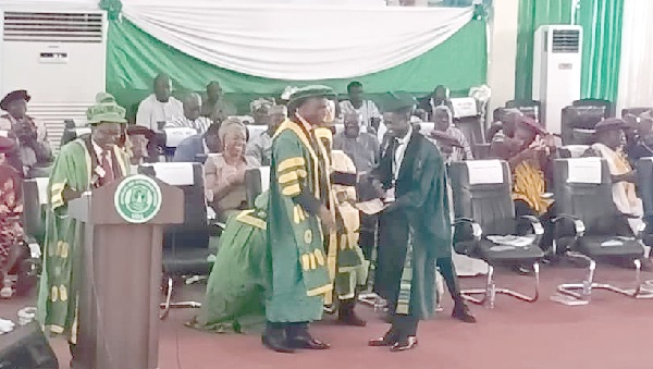 Prof. Seidu Al-Hassan, VC, UDS, presenting an award to one of the students