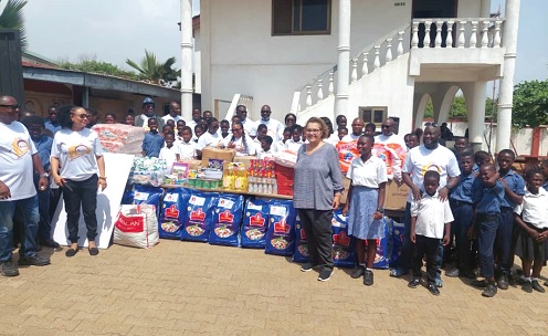  Samira Mohammed (2nd from left), President of Paddies, and Deborah Josephine Eleazor (arrowed),  a Trustee of St. Nicholas Charity Foundation, and other members of Paddies after the presentation