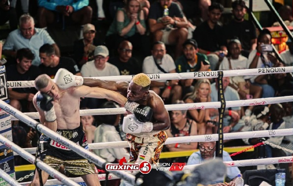  Wasiru 'Gyatabi' Mohammed (right) suffered his first career defeat to South Africa's Kaine Fourie