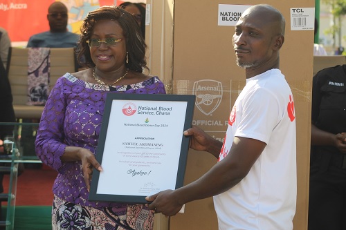 Oboshie Sai Cofie (left), Presidential Advisor on Media and Strategic Communications, presenting the National Best Blood Donor Award to Samuel Akomaning. Picture: ESTHER ADJORKOR ADJEI 