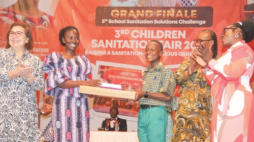 Jennifer Buabeng (left), Director-General in charge of Administration of the Ministry of Sanitation and Water Resources, presenting an award to Abdul Yazid Faraj Timtoni Wumbei